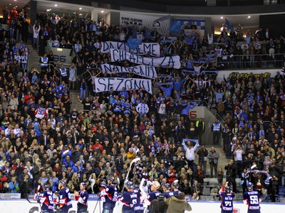 Hokejisti bratislavského Slovana sa v elektrizujúcej atmosfére spolu s fanúšikmi lúčili so sezónou