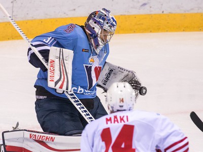Brankár Jakub Štěpánek z HC Slovan Bratislava a Tomi Mäki z Jokerit Helsinki 