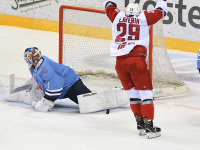 Oslavujúci Jegor Averin a prekonaný brankár HC Slovan Bratislava Marek Čiliak