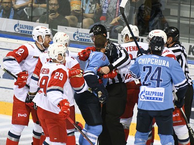 Šarvátka medzi hráčmi HC Slovan Bratislava a Lokomotiv Jaroslavľ