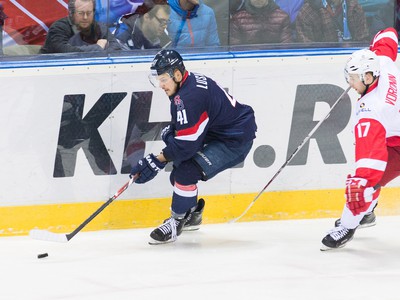 Zľava: Patrik Lušňák z HC Slovan Bratislava a Arťom Voronin z Spartak Moskva