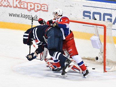 Tomáš Hrnka z HC Slovan Bratislava, Alexander Sudnicin a Pavel Koledov, obaja z Lokomotiv Jaroslavľ