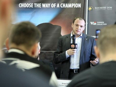 Medzinárodná kickboxová verzia W5 podpísala dohodu so slovenskými šampiónmi Vladimírom Moravčíkom a Vladom Konským, ktorých zastupuje organizácia Youngblood.