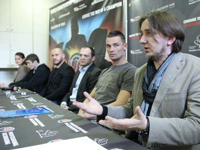 Medzinárodná kickboxová verzia W5 podpísala dohodu so slovenskými šampiónmi Vladimírom Moravčíkom a Vladom Konským, ktorých zastupuje organizácia Youngblood.