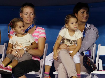 Manželka Rogera Federera Mirka (vpravo) s dcérami Myla a Charlene