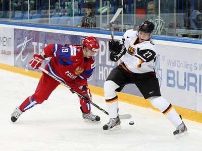 Kilian Keller a Alexander Khokhlachyov v súboji o puk