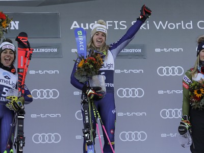 Marta Bassinová oslavuje na pódiu víťazstvo v obrovskom slalome