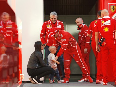 Kimi Räikkönen berie do náruče svojho syna Robina