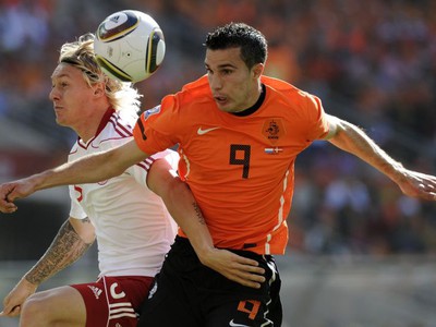 Kjaer a Van Persie