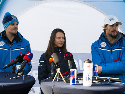 Na snímke zľava tréner Matej Matys a snowboardisti Klaudia Medlová a Samuel Jaroš