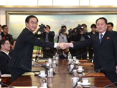Minister pre zjednotenie kórejských štátov Cho Myoung-Gyon a Vedúci severokórejskej delegácie Ri Son-kwon
