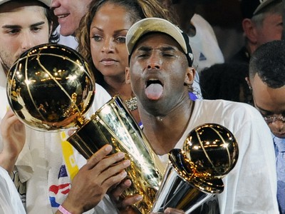 Kobe Bryant s trofejou