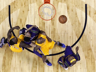 Julius Randle z Los Angeles Lakers (číslo 30) a Kobe Bryant v boji pod košom