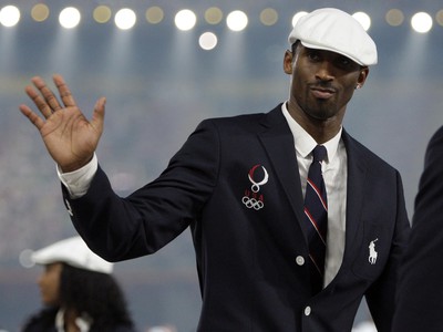 Americký basketbalista Kobe Bryant počas sprievodu na slávnostnom otvorení 29. letných olypmijských hier v Pekingu 8. augusta 2008