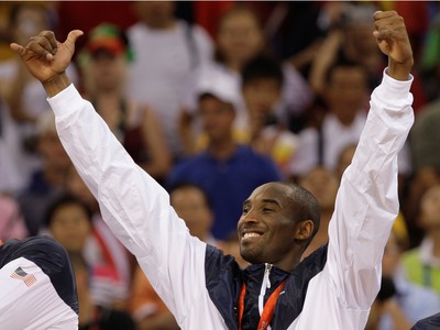 Kobe Bryant sa teší zo zlatej medaily