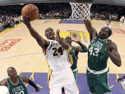 Obranca Los Angeles Lakers Kobe Bryant strieľa kôš