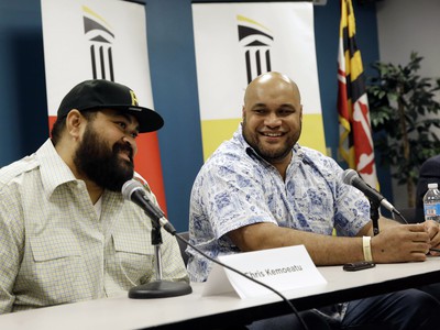 Hráč NFL Ma’ake Kemoeatu (vpravo) šľachetne daroval svojmu bratovi Chrisovi obličku a ukončil kariéru