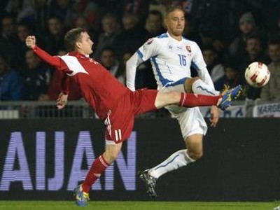 Kornel Saláta (Slovensko) a Michail Gordejčuk (Bielorusko) v kvalifikačnom zápase C - skupiny o postup na EURO 2016 Slovensko - Bielorusko 