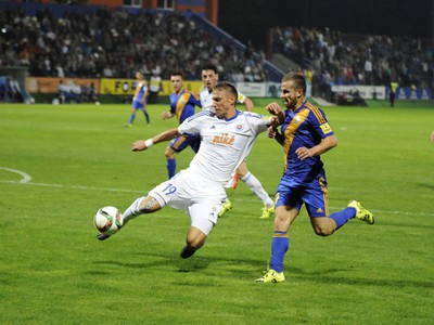 Hráč Michaloviec Dominik Kunca (vpravo) a hráč Slovana Kornel Saláta (v strede) 