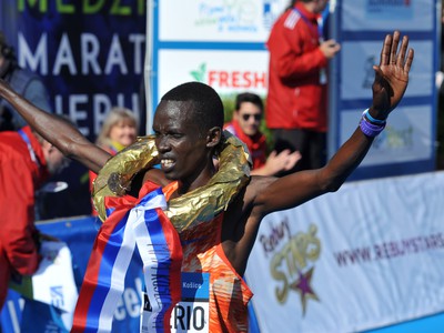 Víťaz Reuben Kiprop Kerio z Kene v cieli 94. ročníka Medzinárodného maratónu mieru 
