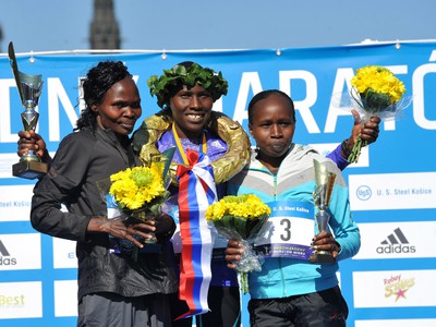 Zľava: Druhá Scheila Chepkech, víťazka Cheila Jerotich a tretia Emily Chepkemoi Samoei, všetky z Kene