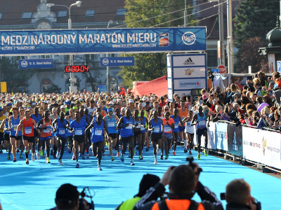 Bežci po štarte Medzinárodného maratónu mieru