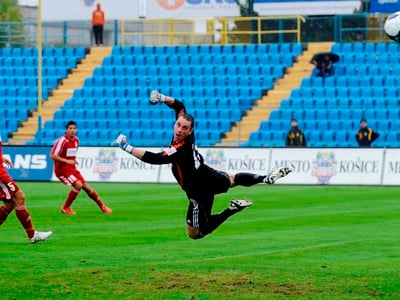 Brankár Peter Boroš z Banskej Bystrice zasahuje proti košickej strele