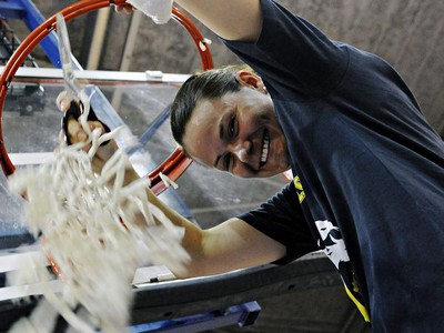 Katarína Hricková strihá sieťku z koša po zisku siedmeho titulu hráčok z Košíc