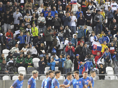 Gólové oslavy sokolíkov a diváci počas futbalového prípravného zápasu hráčov do 21 rokov