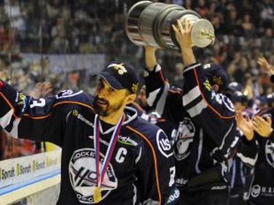 Kapitán Peter Bartoš a spoluhráč s trofejou
