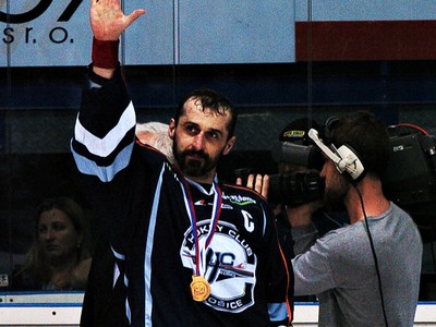 Šťastný Peter Bartoš po zisku trofeje