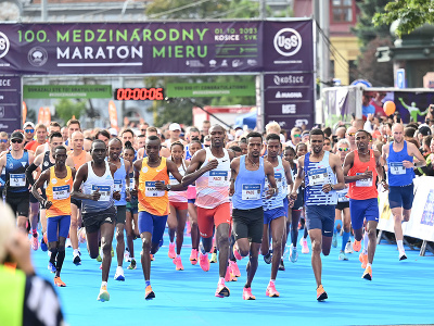 Štart bežcov na 100. ročníku Medzinárodného maratónu mieru v Košiciach