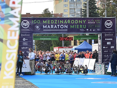 Štart bežcov na 100. ročníku Medzinárodného maratónu mieru v Košiciach