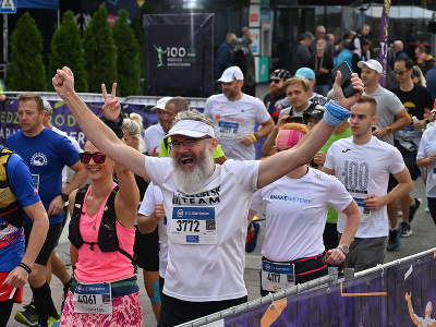 Bežci po štarte 100. ročníka Medzinárodného maratónu mieru (MMM) v Košiciach