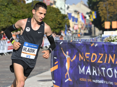 Marek Hladík na obrátke v polovici trate maratónu 