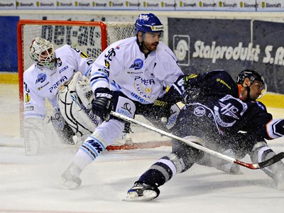 Jiří Polák stráži Dušana Andrašovského