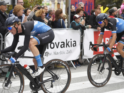 Na snímke vľavo holandský cyklista Jasper Heast  víťazí na rýchlostnej prémii v záverečnej 4. etape na 66. ročníku cyklistických pretekov Okolo Slovenska, vpravo jeho tímový kolega Peter Schulting, ktorá merala 182,1 km a viedla z Levoče do Košíc