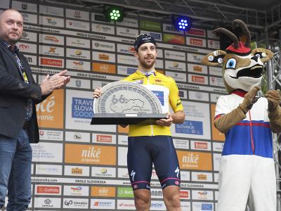 Český cyklista Josef Černý (uprostred) z tímu Quick-Step - Alpha Vinyl sa stal celkovým víťazom 66. ročníka cyklistických pretekov Okolo Slovenska po záverečnej 4. etape, ktorá merala 182,1 km a viedla z Levoče do Košíc