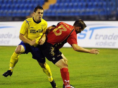 Ján Novák z Košíc a Milan Paulovič zo Senice v zápase MFK Košice - FK Senica