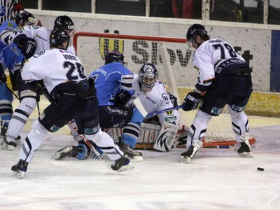 Situácia pred bránou HC Košice počas druhého zápasu finále play-off Slovnaft extraligy