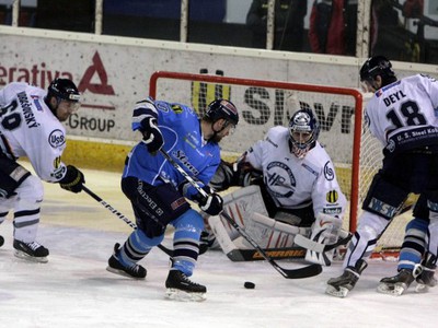 Situácia pred bránou HC Košice počas druhého zápasu finále play-off Slovnaft extraligy