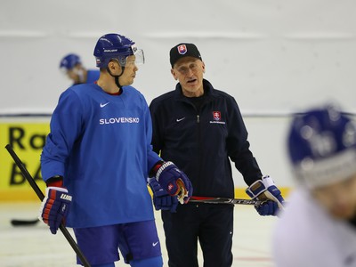 Tréner slovenskej hokejovej reprezentácie Craig Ramsay (vpravo) počas posledného tréningu slovenskej hokejovej reprezentácie