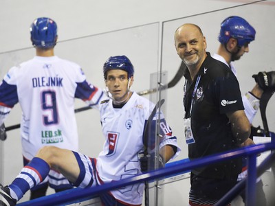 Tréner Marián Gregorík a slovenskí hokejbalisti