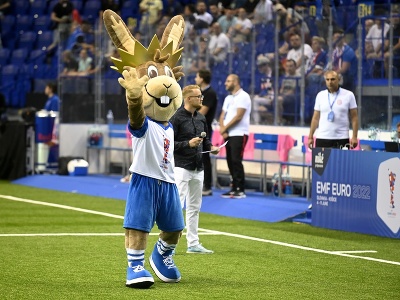 Maskot EMF EURO 2022 v zápase osemfinále ME v malom futbale Slovensko – Gruzínsko v Košiciach