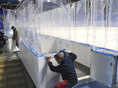 V Steel aréne osadili nové sklá na mantineloch pred blížiacimi sa Majstrovstvami sveta v ľadovom hokeji
