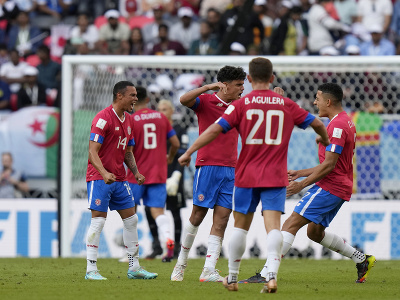Futbalisti Kostariky oslavujú gól