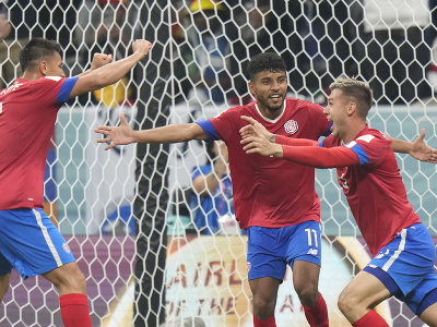 Kostarický futbalista Juan Pablo Vargas (vpravo) sa teší z gólu na 2:1