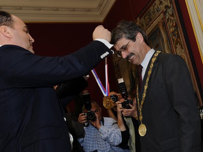Maroš Krajči odovzdáva medailu primátorovi Bratislavy Milanovi Ftáčnikovi
