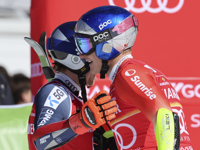 Švajčiarsky lyžiar Marco Odermatt (vpravo) a nórsky lyžiar Henrik Kristoffersen sa objímajú v cieli 2. kola obrovského slalomu