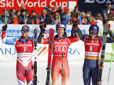 Švajčiarsky lyžiar Marco Odermatt (uprostred) sa teší na pódiu po triumfe v obrovskom slalome Svetového pohára 